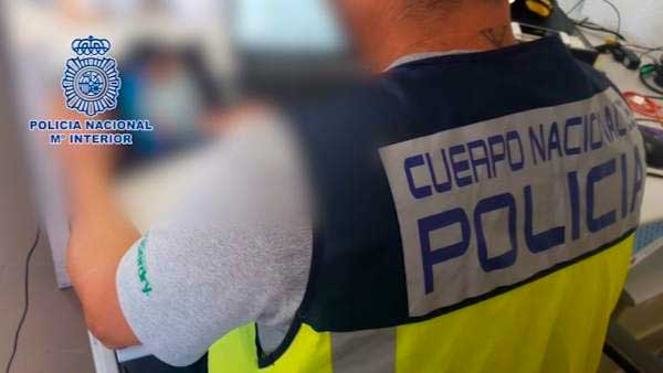 Detienen a fotógrafo en Gran Canaria por hacer fotos a menores desnudas Detienen a fotógrafo en Gran Canaria por hacer fotos a menores desnudas