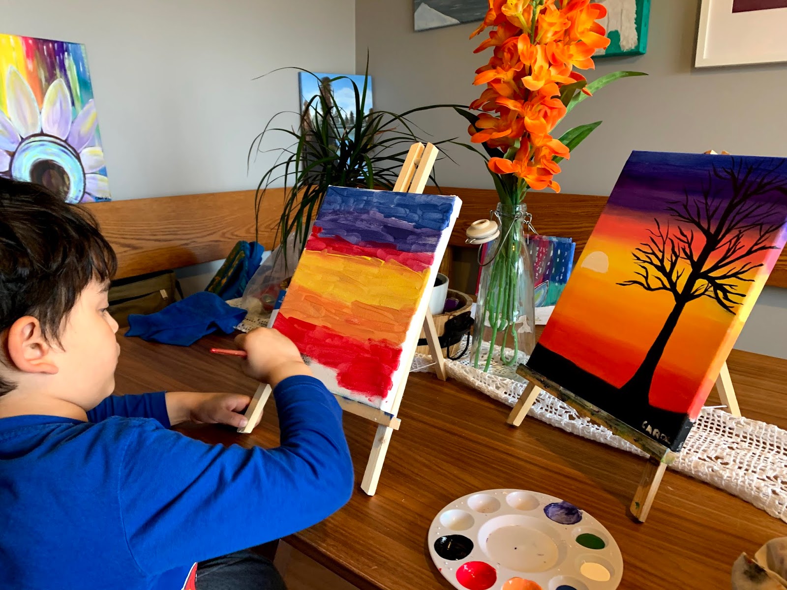 Uma criança está pintando em um quadro de tela