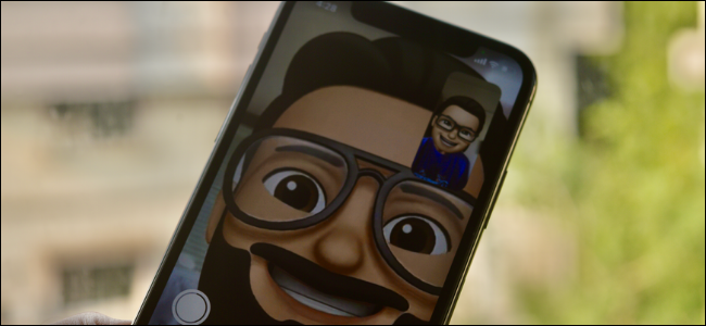 مستخدم iPhone يستخدم Memoji أثناء مكالمة FaceTime