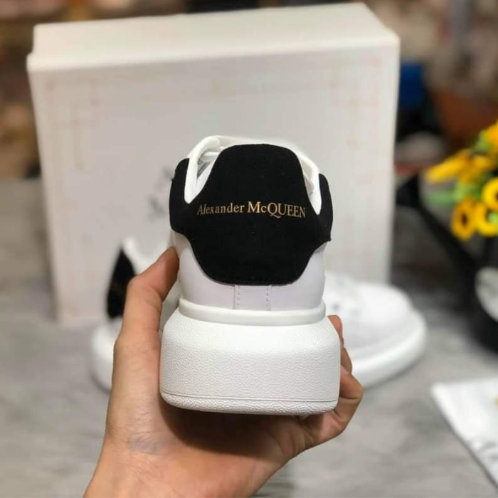 MCQ Gót Nhung Đen - Siêu phẩm “hot trend” của mọi thời đại