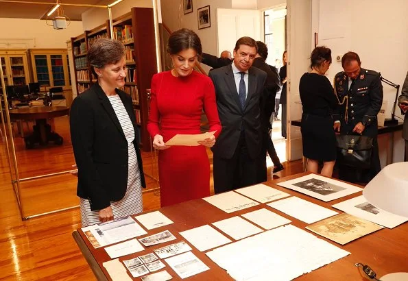 Queen Letizia wore Carolina Herrera red dress, carried Felipe Varela clutch bag. Queen visited the Spanish Royal Academy in Rome