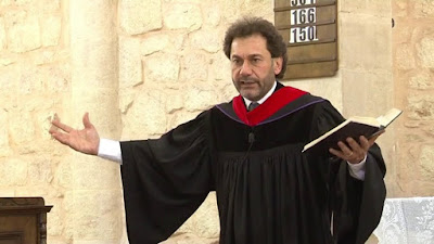 Sementara Jutaan Orang Mengungsi dari Suriah, Pendeta Ini Memilih Untuk Tinggal, Menyelamatkan Banyak Nyawa