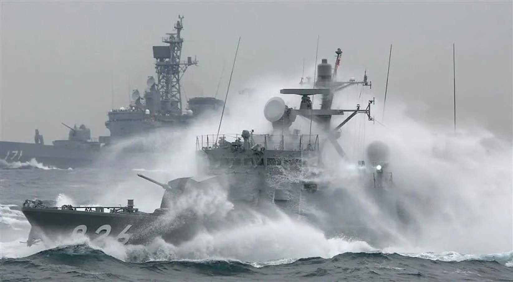Военный корабль в шторм