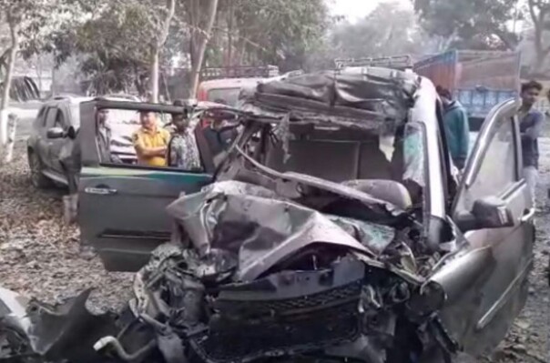 আবারও সেই ছোট গাড়ি ! ডাম্পারের ধাক্কায় মুড়ির টিনের মতই দুমড়ে মুচড়ে জীবন নিল পাঁচ বন্ধুর 1 আবারও সেই ছোট গাড়ি ! ডাম্পারের ধাক্কায় মুড়ির টিনের মতই দুমড়ে মুচড়ে জীবন নিল পাঁচ বন্ধুর