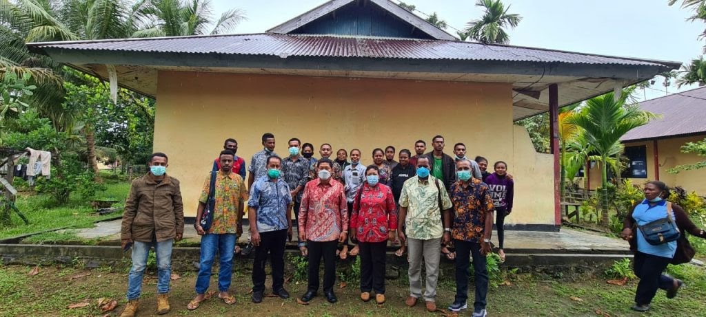 Tony Tesar Kunjungi Dan Beri Bantuan Ke Asrama Mahasiswa Yapen Di Manokwari Lelemuku Lelemuku Com Kebanggaan Anak Negeri Portal Berita Yang Informatif Dan Objektif