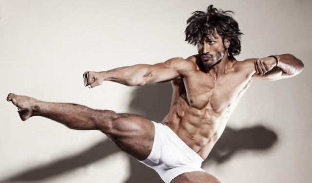 Vidyut Jammwal Doing Push-Ups On Beer Bottles 