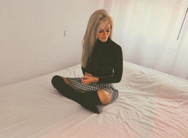 Alejandra Colomera con jersey negro, falda de cuadros vichy negros y calcetas negras