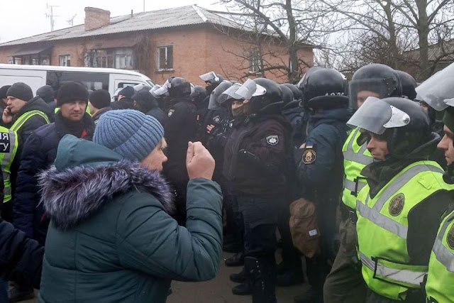 Sợ lây nhiễm, người biểu tình Ukraine tấn công xe buýt chở người di tản từ Trung Quốc