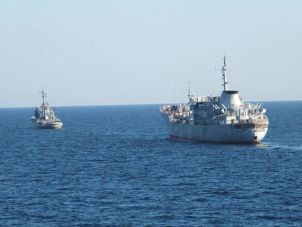 на фото Українські військові кораблі йдуть на Азов