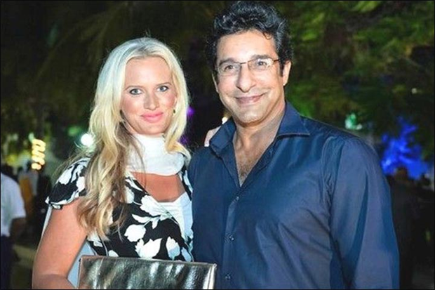 Celebrities Couples with Clear Age Difference and Living Happily Celebrities Couples with Clear Age Difference and Living Happily