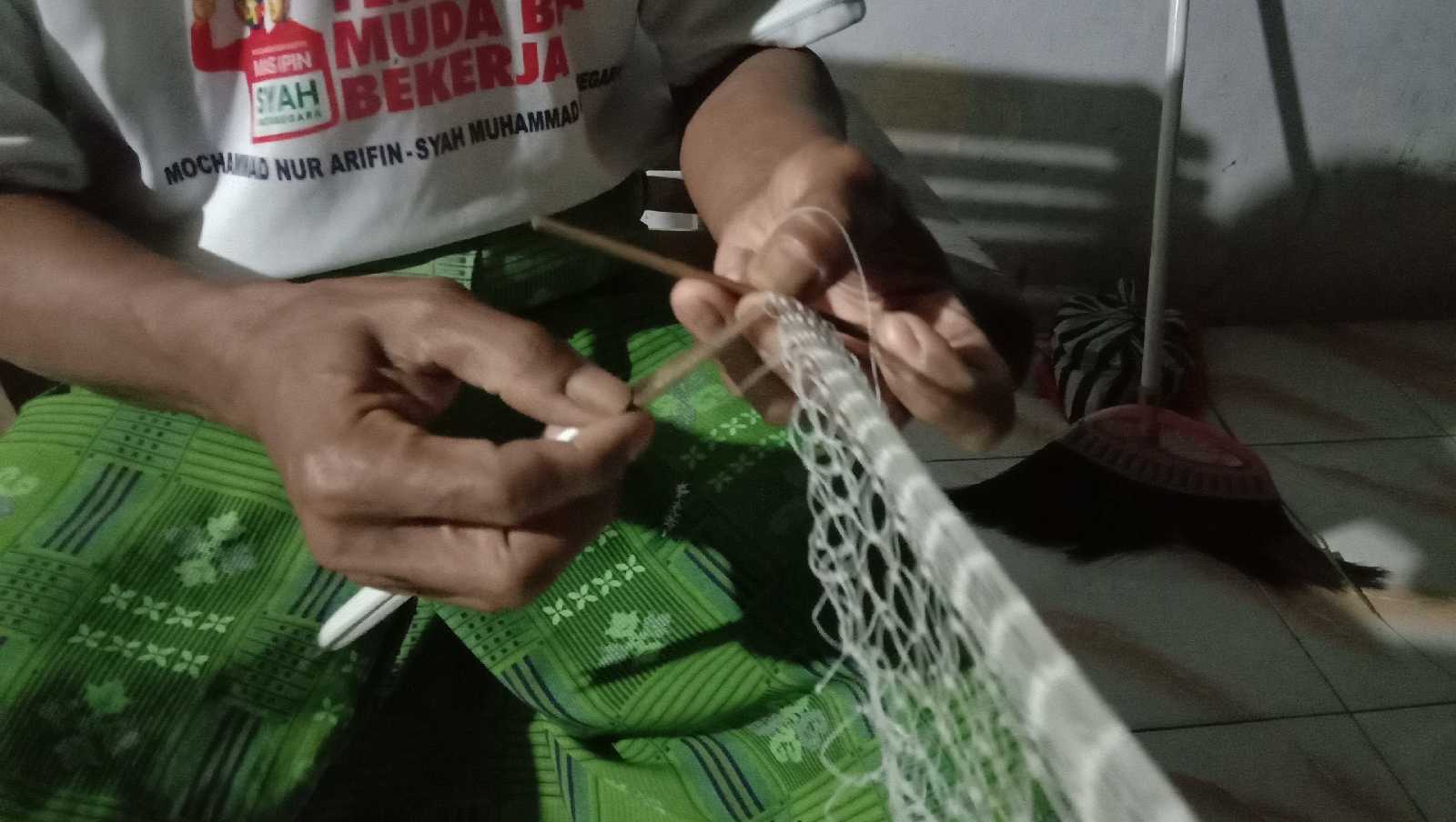 Sukiran Perajut Jala di Trenggalek Sukiran Perajut Jala di Trenggalek