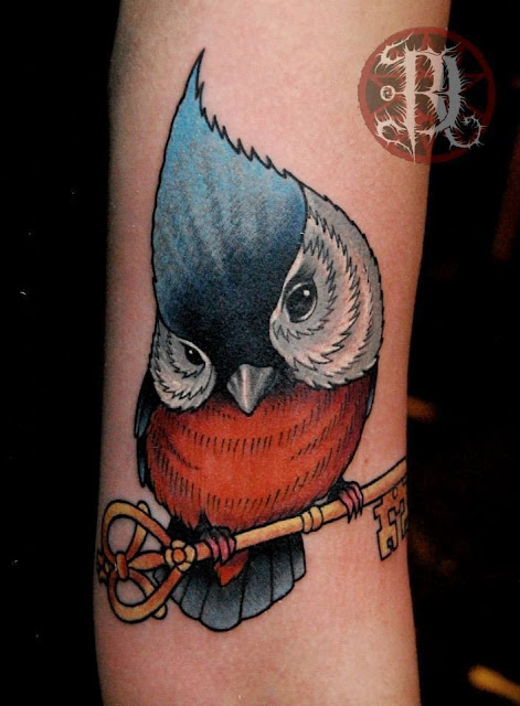 Mały tatuaż ptaka z kluczem