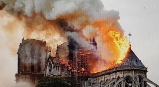 Fransa Ağlıyor Notre Dame Katedrali yandı!