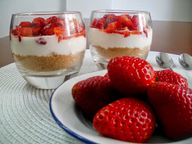 Trifle de fresas con yogurt griego 