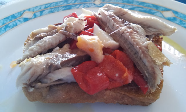 Tosta De Sardinas Fritas Y Pimientos Asados
