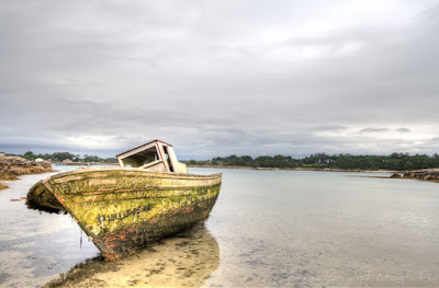 Barco abandonado de pescadores varado en Galicia fotografiado con la técnica del HDR y procesado con el programa Photomatix Pro 