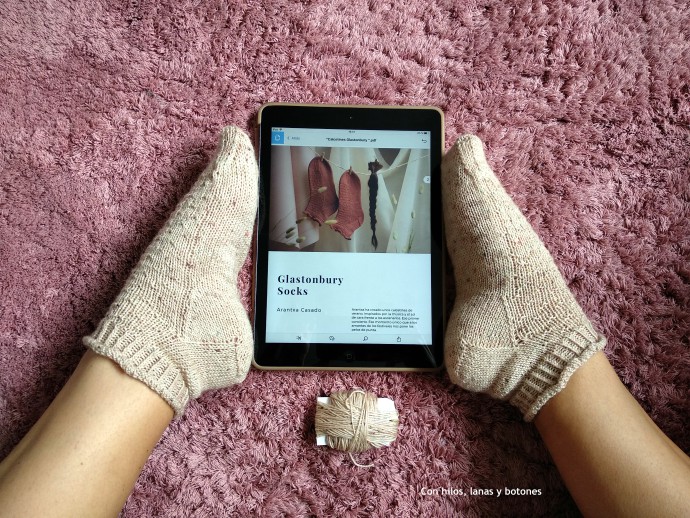 Con hilos, lanas y botones: Glastonbury Socks (patrón de Arantxa Casado, @north.knitter)