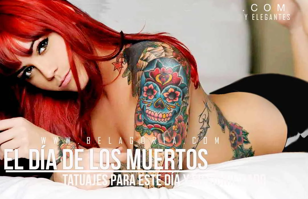 Foto de una mujer acostada lleva en su brazo tatuajes del dia de los muertos