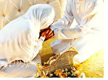 Kewajiban Memuliakan Wanita Imam an-Nawawi di dalam Syarh Shahîh Muslim menyatakan, “Hadis ini merupakan dorongan untuk memperhatikan hak para wanita, menasihati mereka dan memperlakukan mereka secara makruf