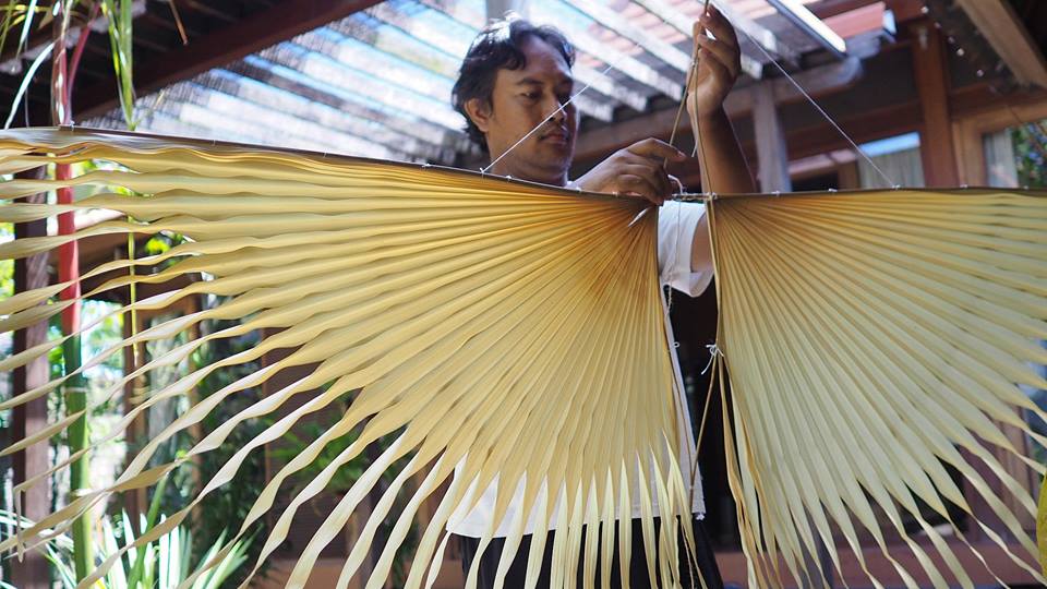 Indonesian kite makers use natural materials to raise awareness about