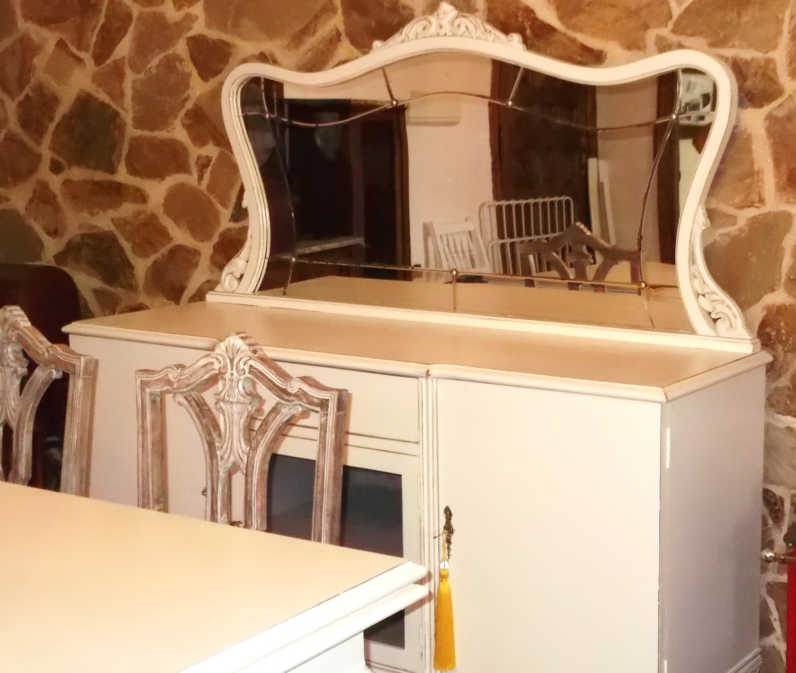 EL DESVAN DE MAMEN: APARADOR BLANCO