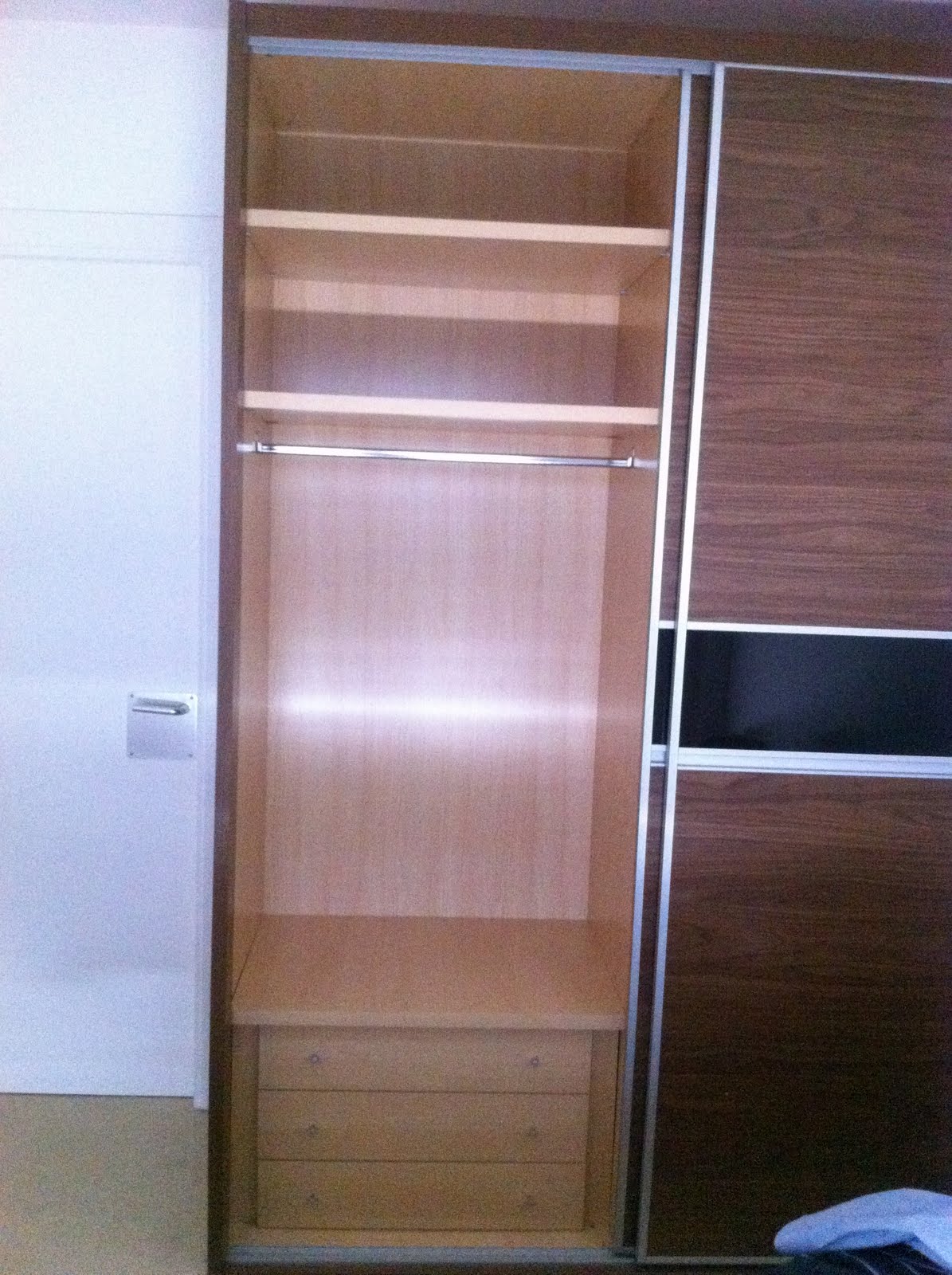 Muebles en perfecto estado (venta por mudanza) Armario de puertas correderas Nogal con dos