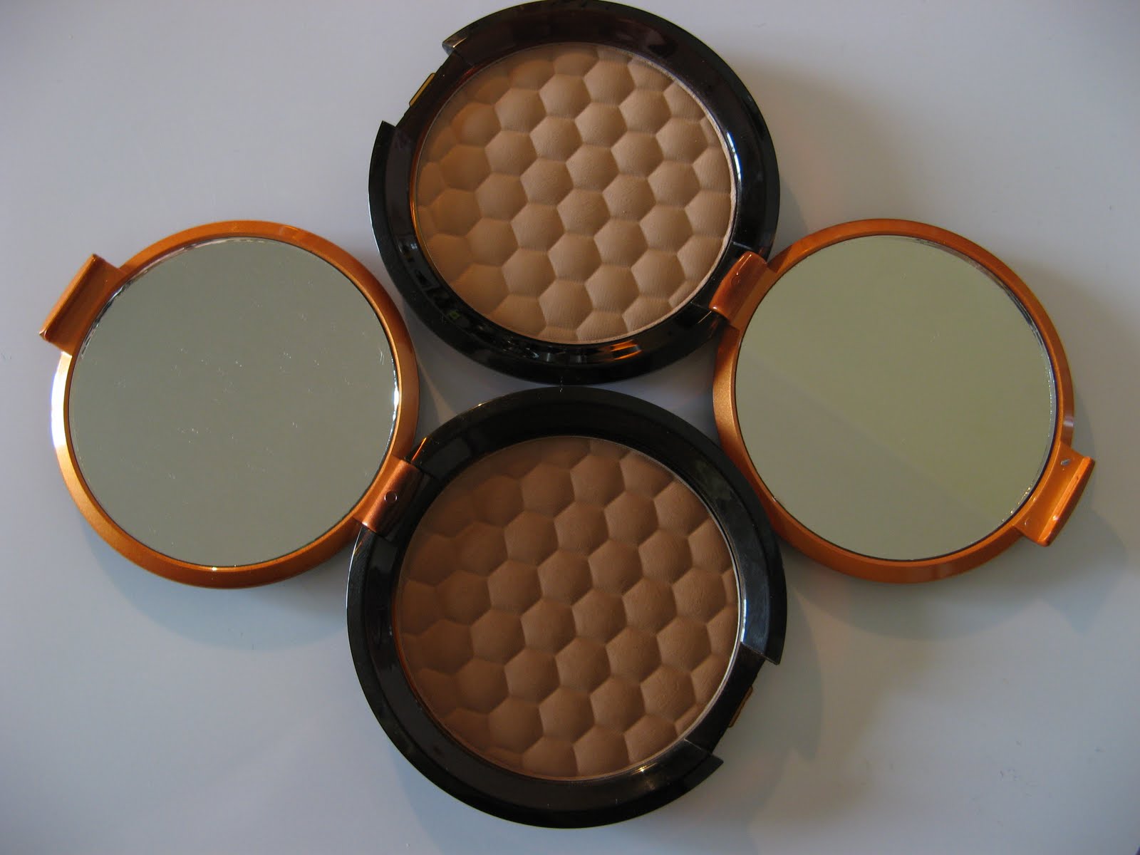 Body Shop Mania Honey Bronze Bronzing Powder