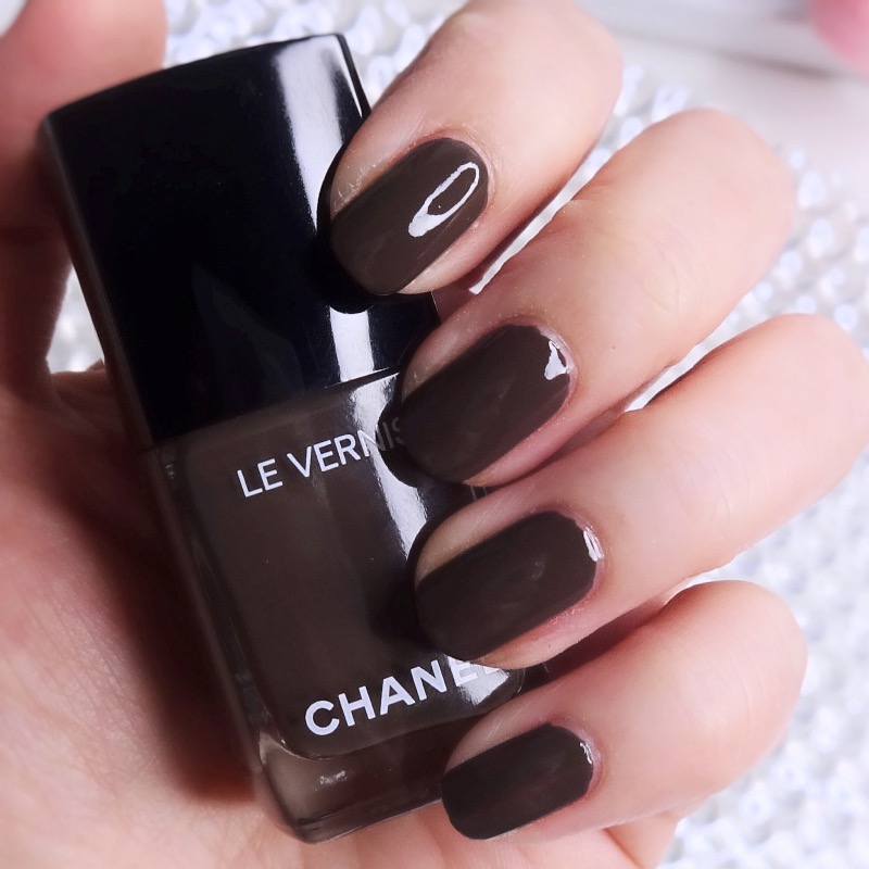 Chanel Black Pearl Le Vernis Nail Color Review & Swatches - Blushing Noir