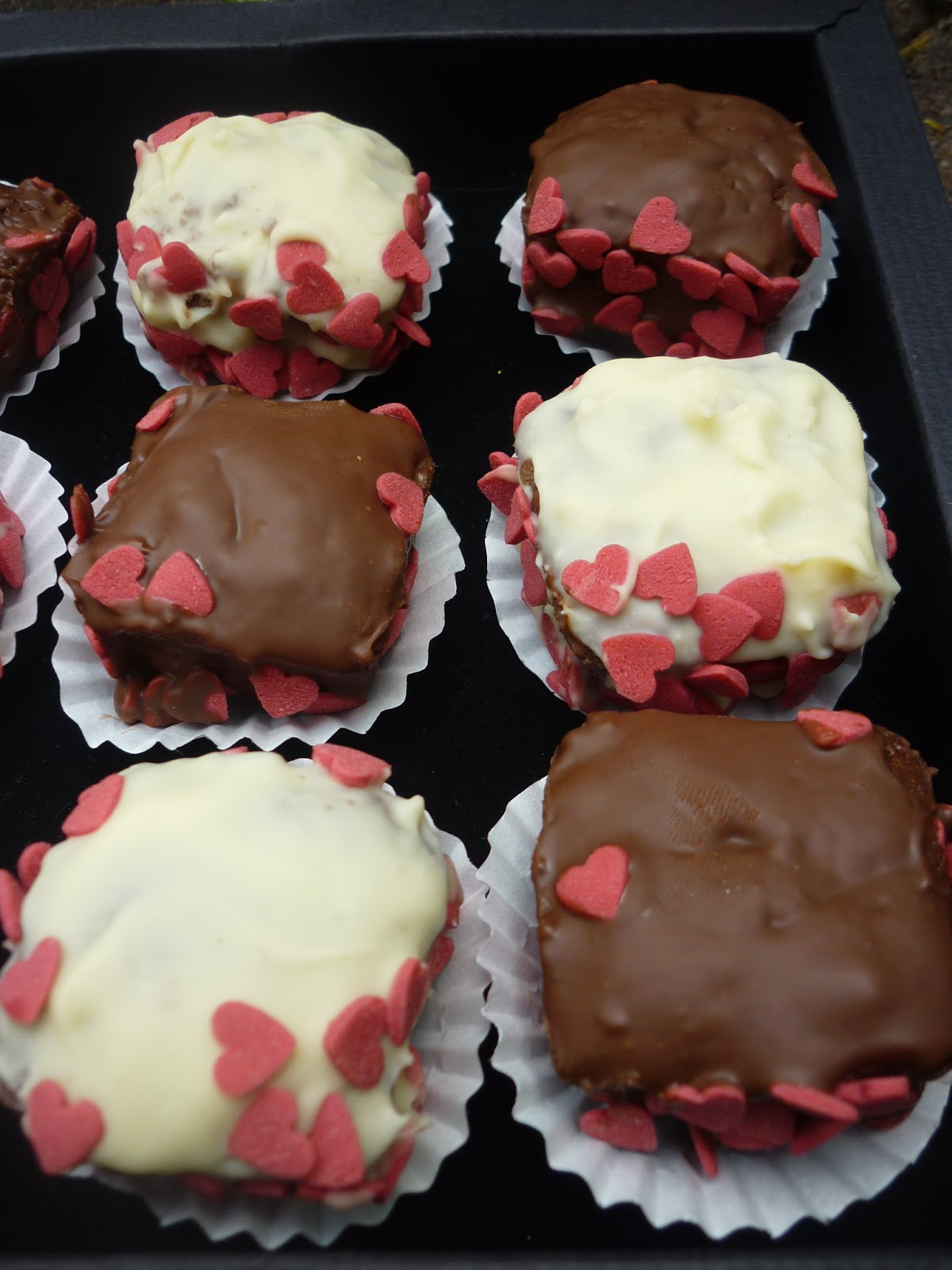 estrellacanela: Mini-Brownies mit Schokoglasur und roten Zuckerherzen ...