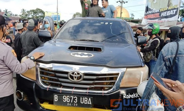 Demo Berujung Aksi Sweeping TKA di Kendari, 3 WNA China Disandera Massa Demo Berujung Aksi Sweeping TKA di Kendari, 3 WNA China Disandera Massa