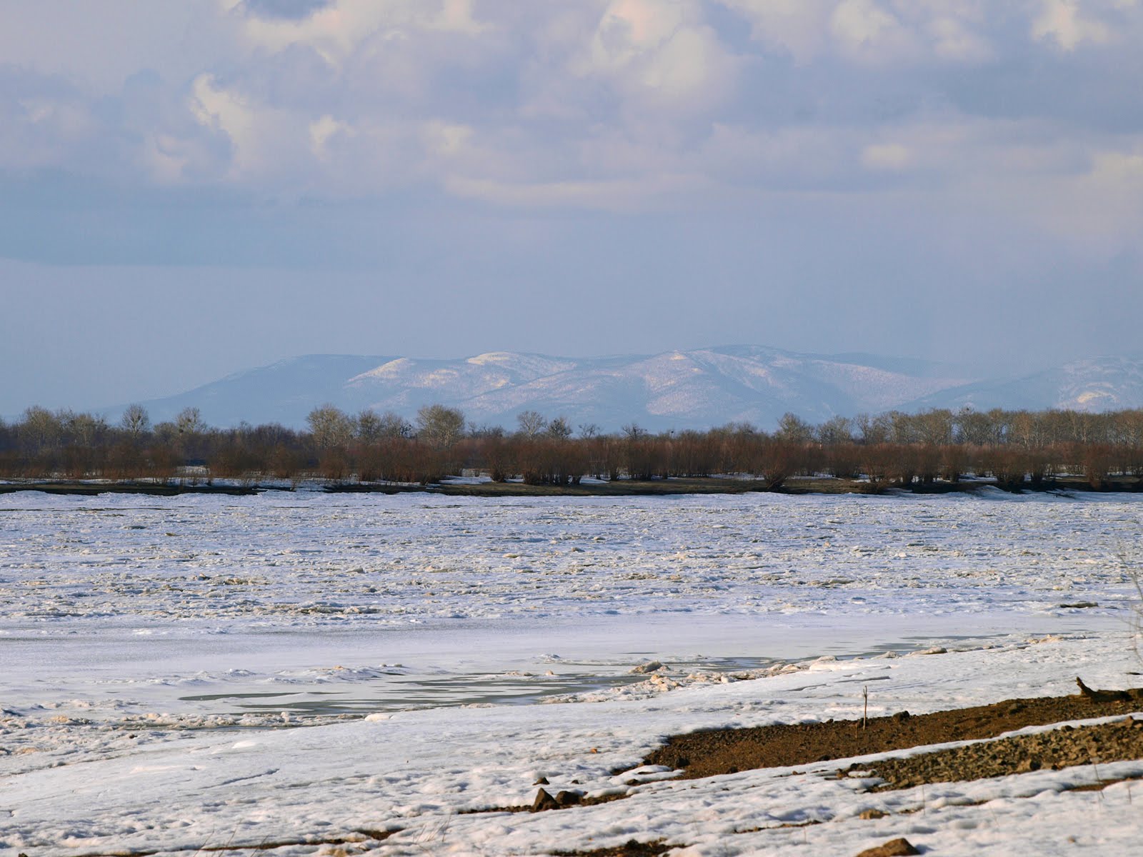 Река амур зимой