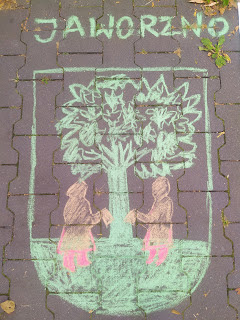 Na chodniku narysowany jest kredą herb Jaworzna.