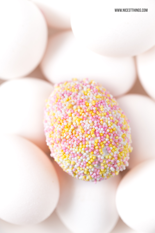Ostereier dekorieren mit Zuckerperlen Easter Eggs Sprinkles Nonpareilles DIY Idee Ostern #diy #osterdeko #osterbrunch #osterrezepte #osterfrühstück
