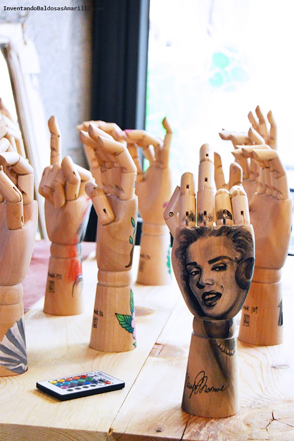 Mano decorada con la cara de Marilyn Monroe