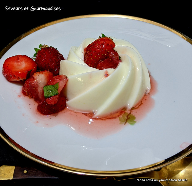 Panna Cotta au yaourt, basilic et fraises concassées. Yoghurt panna
