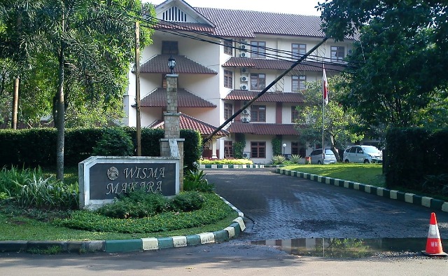 jalan masuk wisma makara universitas indonesia kolam renang depok nurul sufitri mom lifestyle blogger