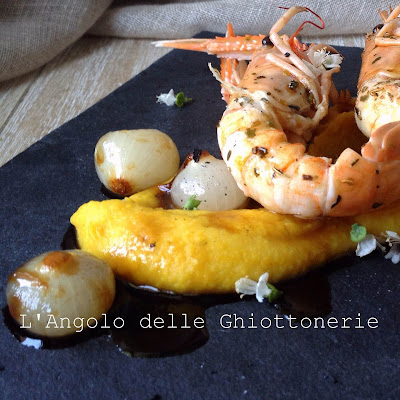 scampi ai sapori con purea di fave alla curcuma e cipolline glassate al balsamico