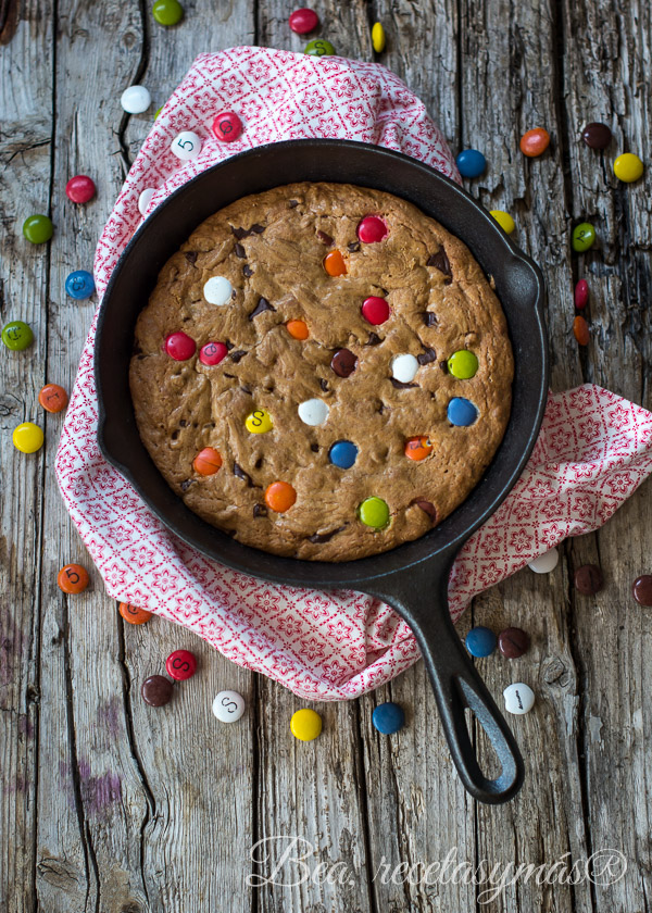 Cookies con chocolate y lacasitos en sartén de hierro fundido