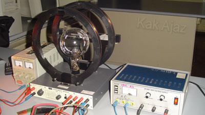 Pembahasan Kimia UN 2017 No. 1 - 5, alat percobaan untuk mengetahui adanya muatan elektron