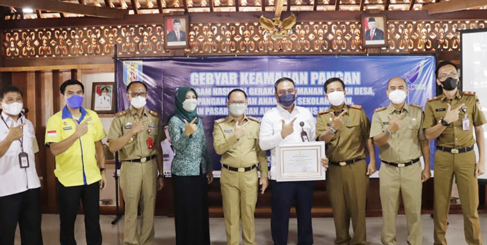 Dianggap berhasil dalam bidang kemanan pangan, Ely Sejahtera,  Kepala Kampung Rambang Jaya Kecamatan Umpu Semenguk Waykanan,  menerima piagam penghargaan dari Balai Besar Pengawas Obat dan Makanan Bandar Lampung.