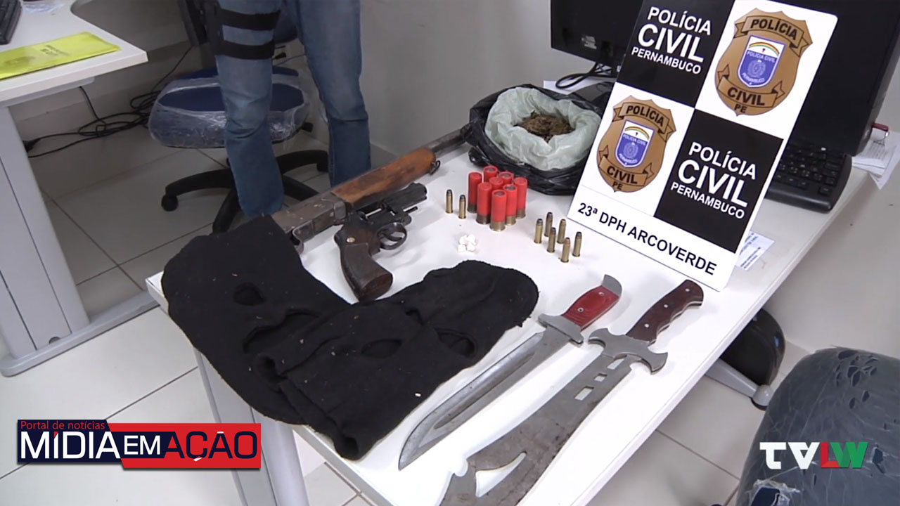 Polícia Civil e Militar capturam foragido e apreendem armas e drogas em Sertânia