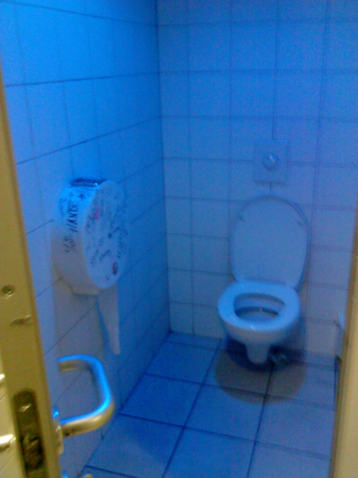 Blaues Licht Auf öffentlichen Toiletten