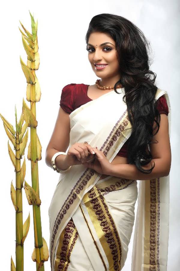 Telugu Web World Kerala Kutti Mythili Latest Gorgeous Stills In Saree