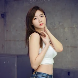 Yeon Da Bin &ndash; White Top & Jeans Foto 9