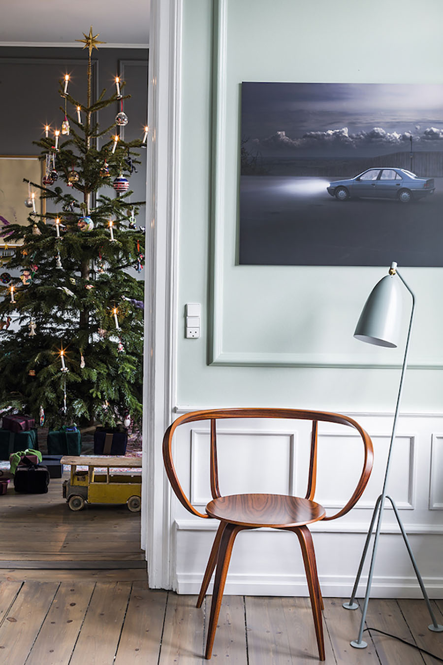 Natale in una bella casa di ispirazione francese con mobili di design