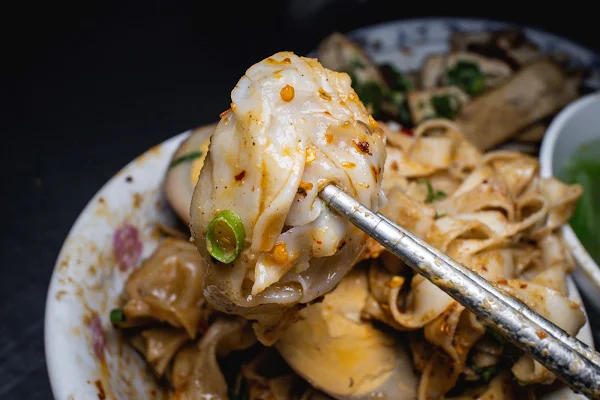 台南麵食【原民生路陽春麵】中西區美食|原民生路陽春麵搬遷至金華路已八個年頭|麻醬寬麵滷菜水餃晚餐到宵夜時段都吃得到!