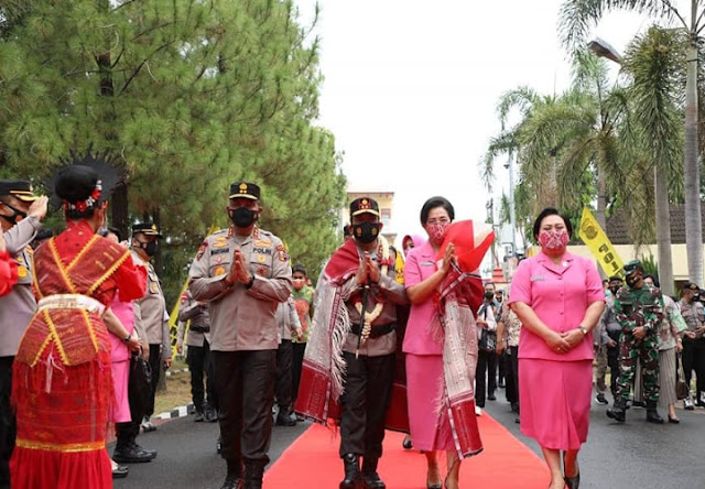 Penyambutan Kapoldasu dan Penyerahan Naskah Memori Sertijab di Polda Sumut