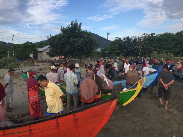 Berburu Ikan Segar di Pantai Lam Awe
