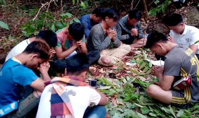 Para escapar de perseguição, cristãos do Laos oram dentro de floresta