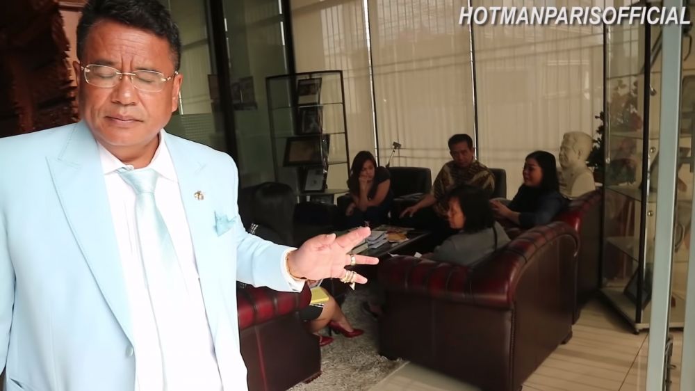 BERIKUT ISI KANTOR HOTMAN PARIS YANG MENCURI PERHATIAN